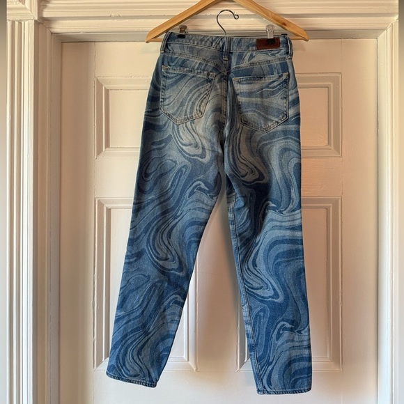 Hollister Women’s Curvy High-Rise Mom Blue Swirl Pattern Stretch Jeans W24 L27 - Picture 4 of 10